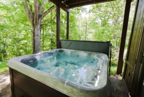 Cozy retreat on private estate with Hot Tub